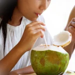 minum air kelapa